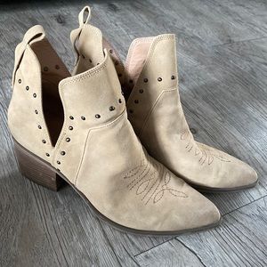 Universal Thread Tan Booties Size 11